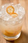 Cocktail with kumquats and ice cubes — Stock Photo