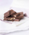 Pedaços de chocolate de noz — Fotografia de Stock