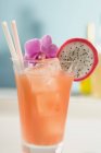 Cocktail fruité avec tranche de pitaya — Photo de stock