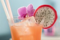 Cocktail frutado com fatia de pitaya — Fotografia de Stock