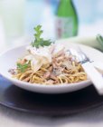 Spaghetti mit Schinken und Pilzsoße — Stockfoto