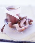 Chocolate caliente con rosquillas - foto de stock