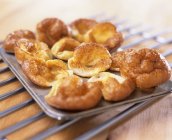 Puddings de pâte en étain de muffin — Photo de stock