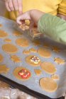 Hand decorating biscuits — Stock Photo