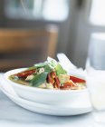 Zuppa di verdure con tacchino su piatto bianco — Foto stock
