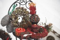 Різдвяні прикраси на садовому стільці — стокове фото