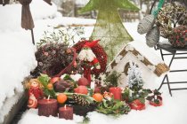 Decoraciones navideñas en jardín nevado - foto de stock