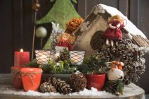 Різдвяні прикраси на столі — стокове фото
