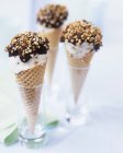 Stracciatella-Eis mit Schokolade und Nüssen — Stockfoto