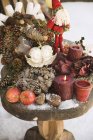 Рождественские украшения на деревянном столе — стоковое фото
