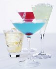 Différents cocktails dans des verres élégants — Photo de stock