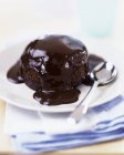 Pudim de chocolate com molho de chocolate — Fotografia de Stock