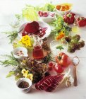 Vista ravvicinata della natura morta vegetale con erbe, foglie di insalata e condimenti — Foto stock