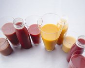 Différents smoothies sur la table — Photo de stock