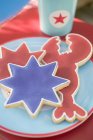 Vue rapprochée des biscuits avec glaçage coloré sur plaque — Photo de stock