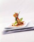 Gamberi fritti con baccelli di okra — Foto stock