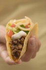 Рука холдингу taco — стокове фото