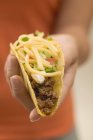 Taco main tenant — Photo de stock