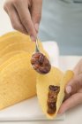 Filling tacos with chili — Stock Photo