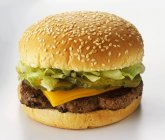Clásica comida rápida hamburguesa con queso - foto de stock