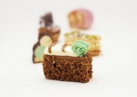 Маленькі торти з різнокольоровими прикрасами — стокове фото