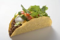 Taco mit Hackfleisch und Blättern — Stockfoto