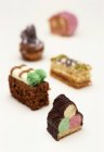 Маленькі торти з різнокольоровими прикрасами — стокове фото