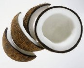 Coco fresco en rodajas - foto de stock