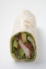 Wrap gefüllt mit Huhn und Avocado auf weißem Hintergrund — Stockfoto