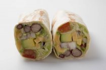 Zwei Wraps gefüllt mit Avocado — Stockfoto