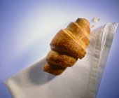 Frisch gebackenes Croissant — Stockfoto