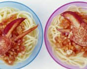 Спагетти с томатным соусом и лобстером — стоковое фото