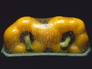 Due peperoni gialli — Foto stock