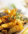 Картофельные клинья с кунжутом и тимьяном — стоковое фото