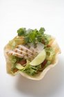 Hühnerbrust, Avocado und Limette in Tortilla-Schale auf weißem Hintergrund — Stockfoto