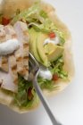 Tortilla-Schale gefüllt mit Hühnerbrust, Avocado und saurer Sahne auf weißem Hintergrund — Stockfoto