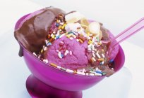 Pink ice cream with chocolate sauce — Stock Photo