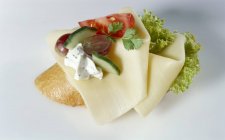 Fatias de queijo na baguete — Fotografia de Stock