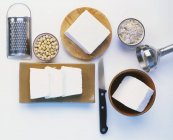 Tofu, fèves de soja et outils de cuisine — Photo de stock