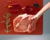 Chuleta de carne cruda con romero - foto de stock