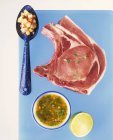 Chuleta de cerdo cruda con salsa - foto de stock