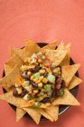 Nachos con frijoles y maíz dulce - foto de stock