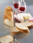 Camembert avec baguette et vin — Photo de stock