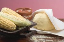 Massa de ortilha e milho — Fotografia de Stock
