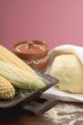 Vista close-up da massa de Tortilla e espigas de milho — Fotografia de Stock