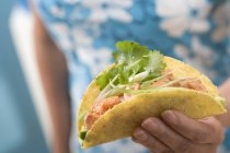 Nahaufnahme einer Frau, die Taco hält — Stockfoto