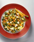 Vista superior de un plato con verduras con mantequilla y pepinillos - foto de stock