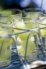 Крупный план водяных стаканов с зеленым виноградом в стеклоносе — стоковое фото