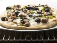 Вкусная пицца с мясом и шпинатом — стоковое фото