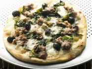 Leckere Pizza mit Hackfleisch und Spinat — Stockfoto
